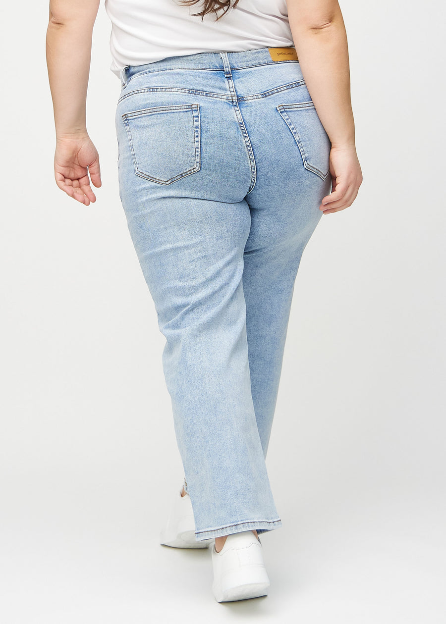 Loose jeans for women in light blue, color Waves. Back view on a plus-size model, showing the overall relaxed fit.