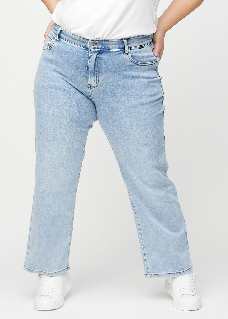 Loose jeans for women in light blue, color Waves. Front view on a plus-size model, showing the roomy, wide-leg fit.