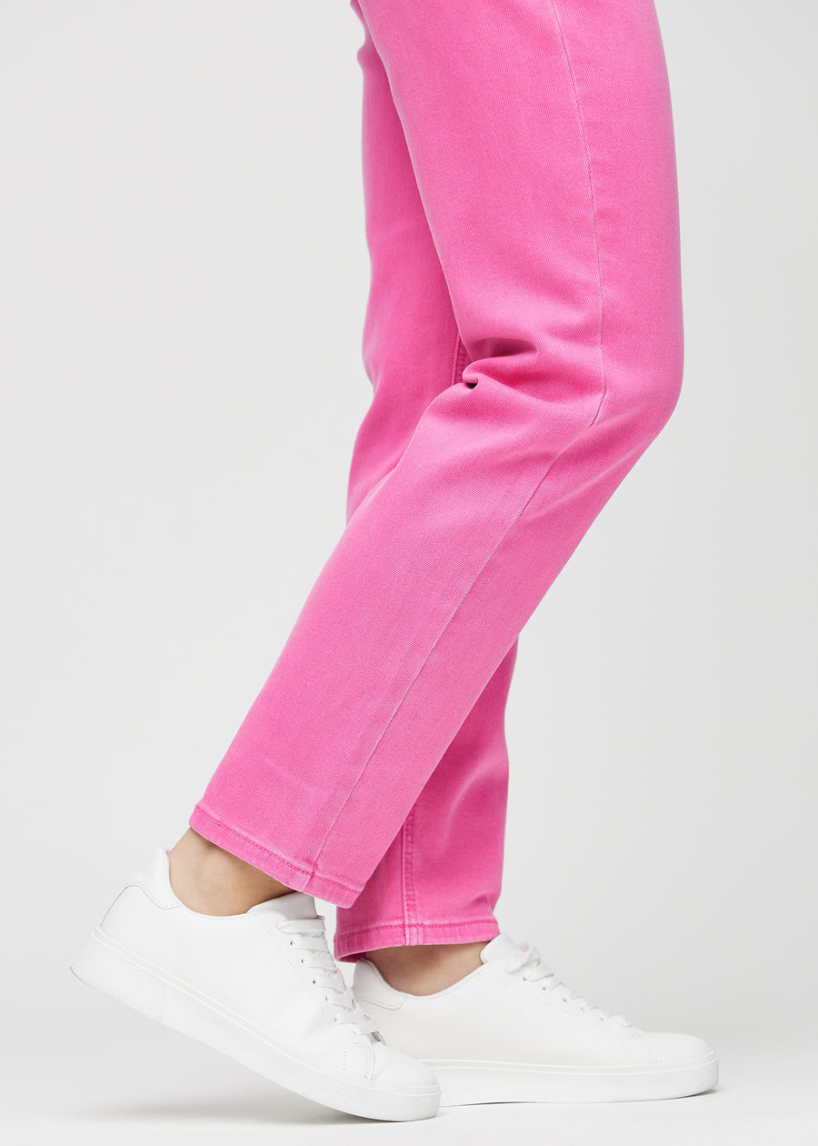 Regular jeans for women in light pink, color Flamingos. Close-up at the ankles on a model, showing the straight leg openings.