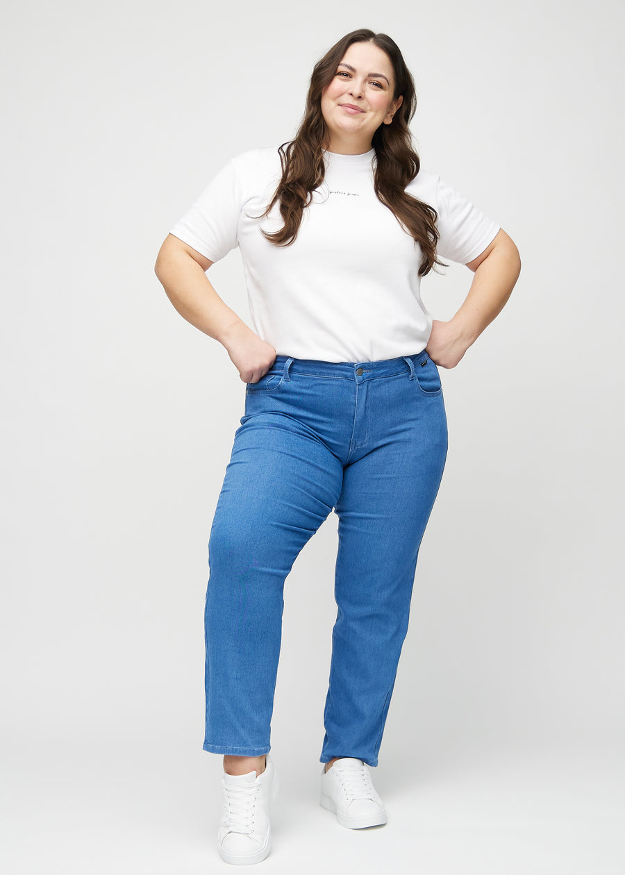 Regular jeans for women in blue, color Geraniums. Full-length view of a plus-size model wearing the jeans.