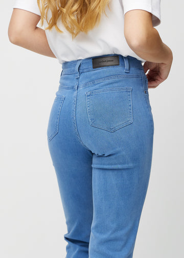 Regular jeans for women in blue, color Geraniums. Close-up from behind on a model, showing fit and details.