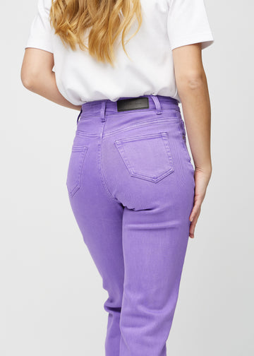 Regular jeans for women in purple, color Lavenders. Close-up from behind on a model, showing fit and details.