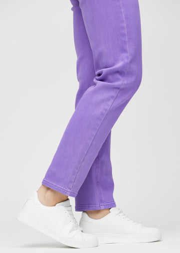 Regular jeans for women in purple, color Lavenders. Close-up at the ankles on a model, showing the straight leg openings.