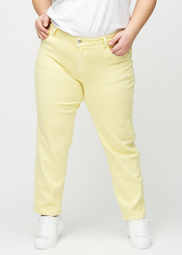 Regular jeans for women in light yellow, color Lemonades. Front view on a plus-size model, showing the classic straight-leg fit.