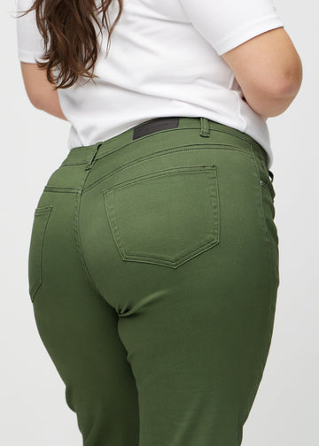 Regular jeans for women in dark green, color Renewals. Close-up from behind on a plus-size model, showing fit and details.