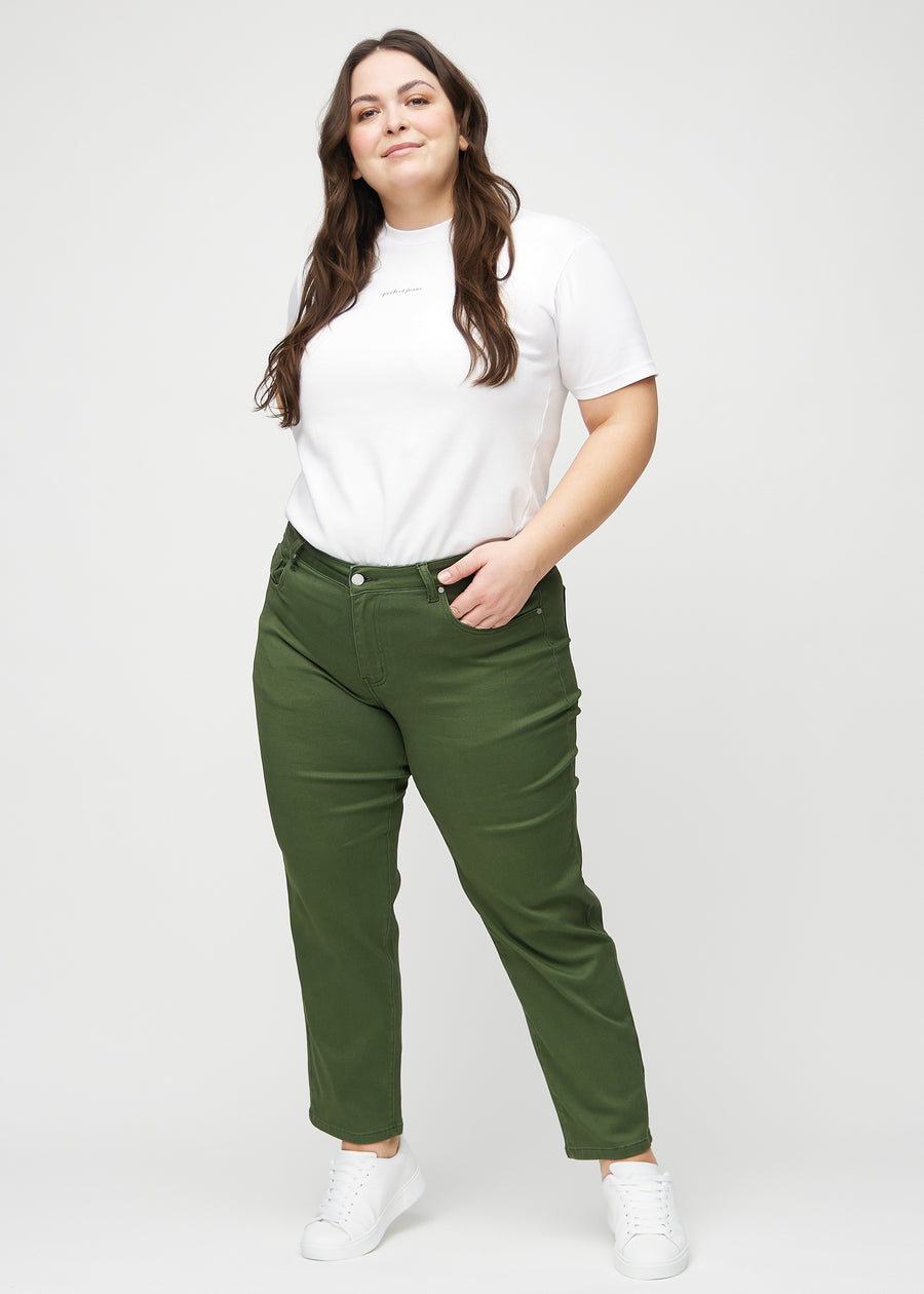 Regular jeans for women in dark green, color Renewals. Full-length view of a plus-size model wearing the jeans.