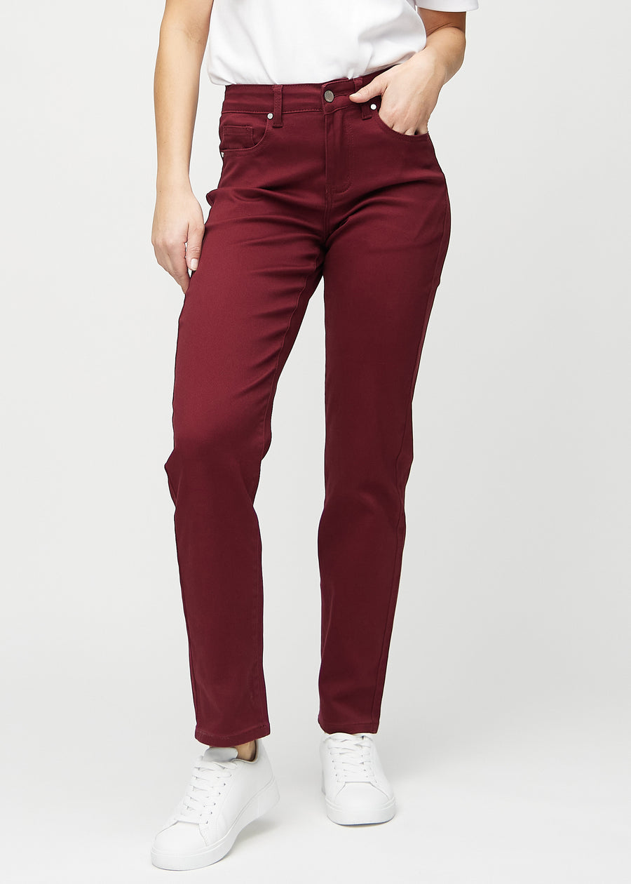Regular jeans for women in dark red, color Santas. Front view on a model, showing the classic straight-leg fit.