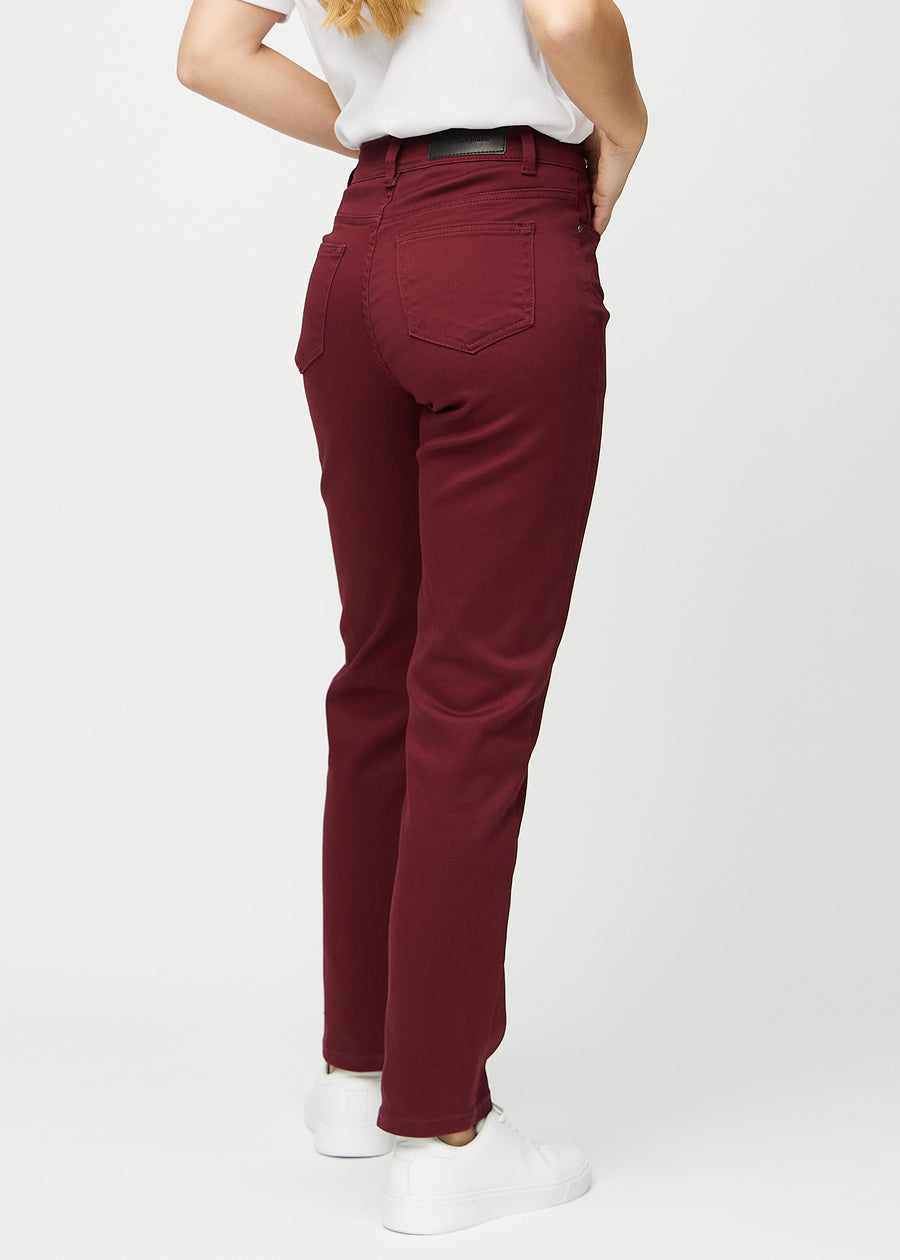 Regular jeans for women in dark red, color Santas. Back view on a model, showing the full fit.