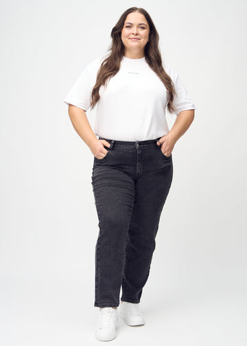 Regular jeans for women in dark grey, color Shadows. Full-length view of a plus-size model wearing the jeans.