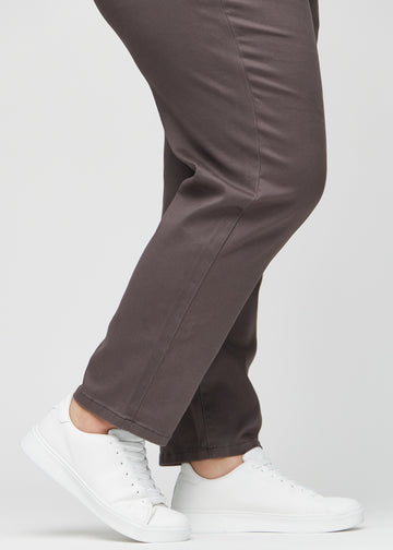 Regular jeans for women in grey-brown, color Thunders. Close-up at the ankles on a plus-size model, showing the straight leg openings.