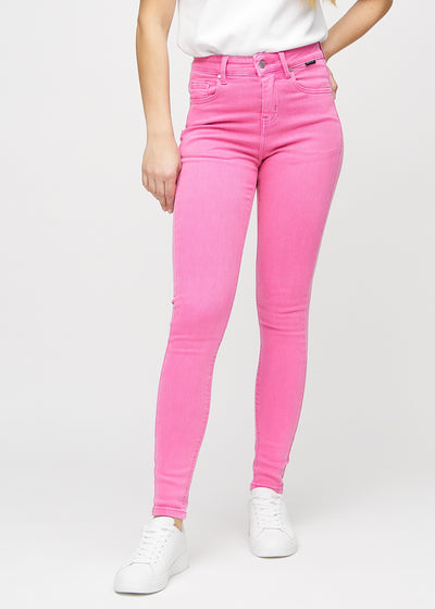 Light pink skinny jeans, model name Flamingos, which fit tightly along the leg, seen from the front.