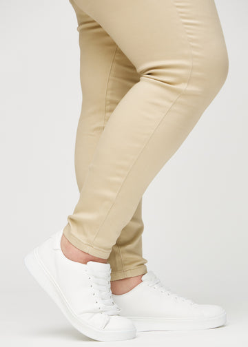 The ankles of a plus-size model, so you can see how loosely or tightly the jeans fit.
