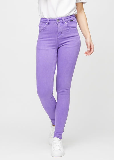Purple skinny jeans, model name Lavenders, which fits close to the leg, seen from the front.