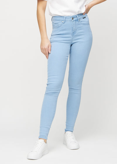 Light blue skinny jeans, model name Skies, which fits closely to the leg, seen from the front.