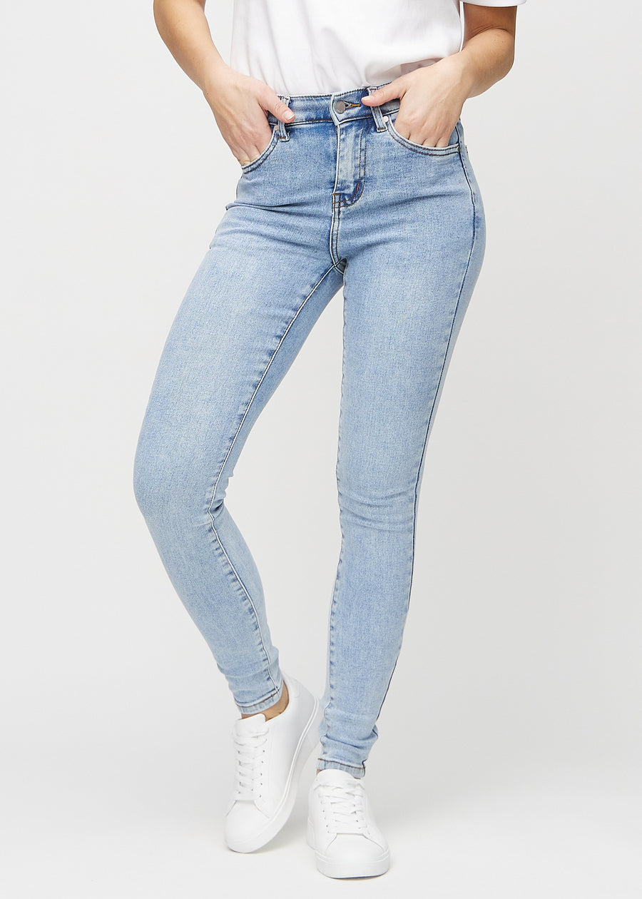 Skinny jeans for women in light blue, color Waves. Front view on a model, showing the close fit through the legs.