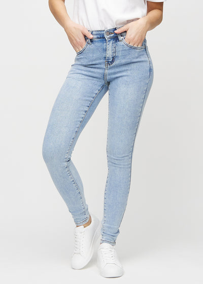 Light denim skinny jeans, model name Waves, with a close leg fit, seen from the front.