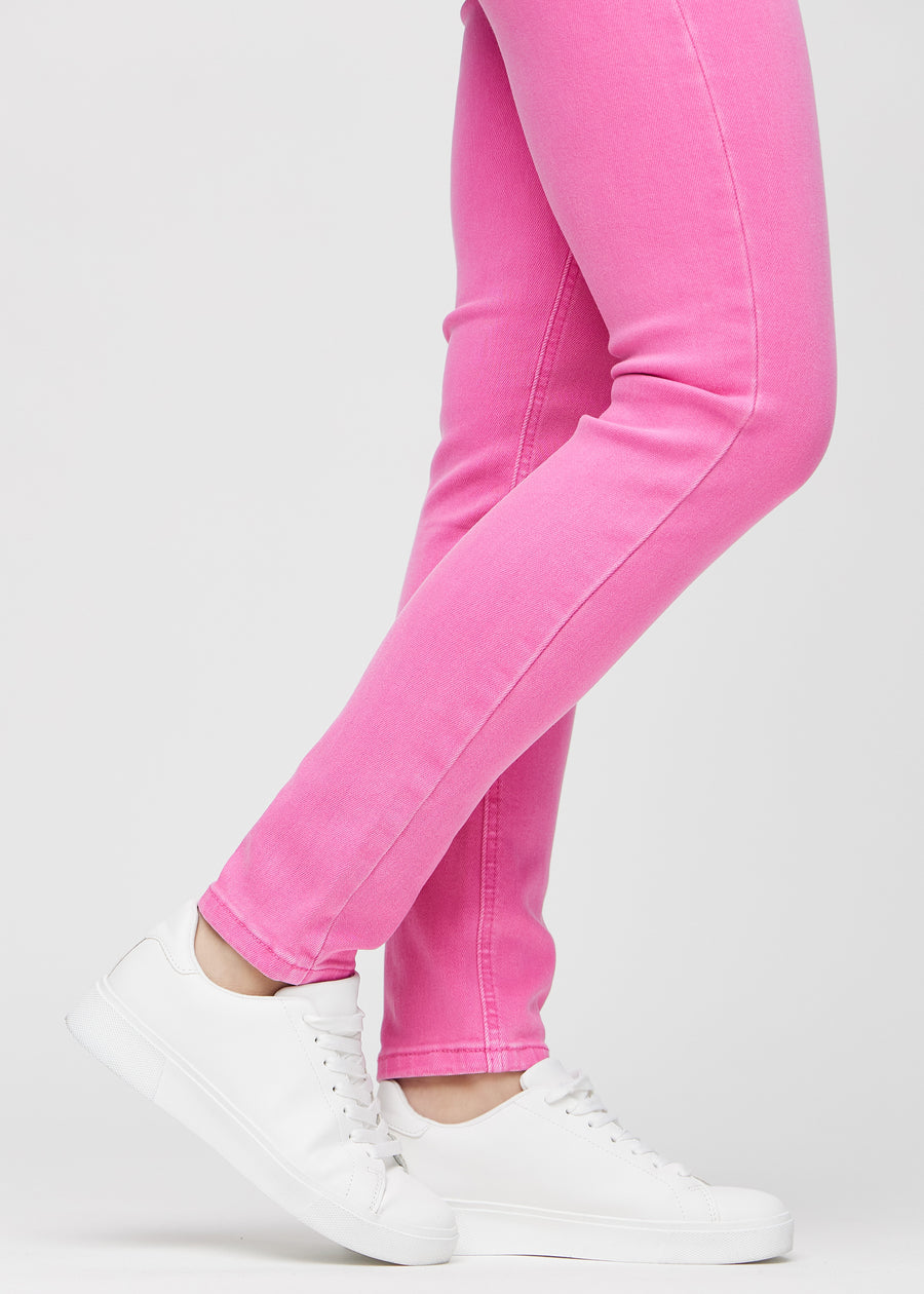 Slim jeans for women in light pink, color Flamingos. Close-up at the ankles on a model, showing the fit at the leg openings.