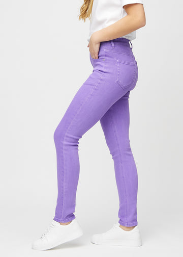 Slim jeans for women in purple, color Lavenders. Side view on a model.