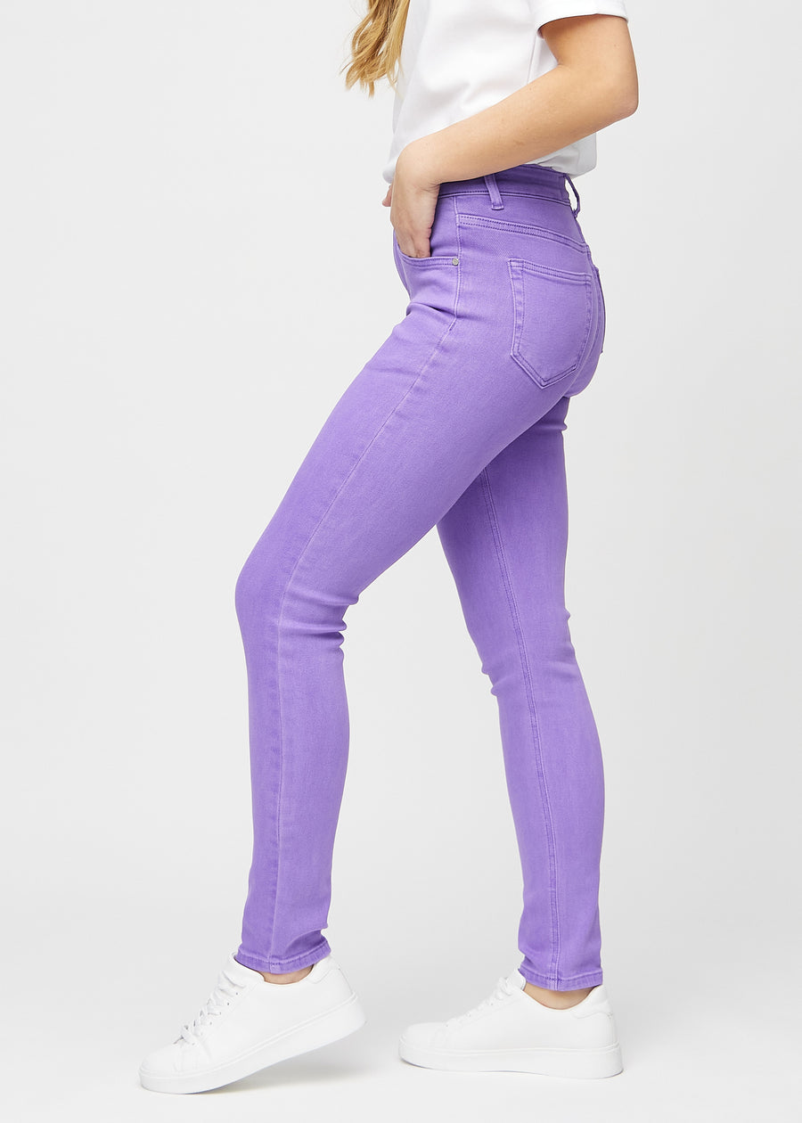 Slim jeans for women in purple, color Lavenders. Side view on a model.