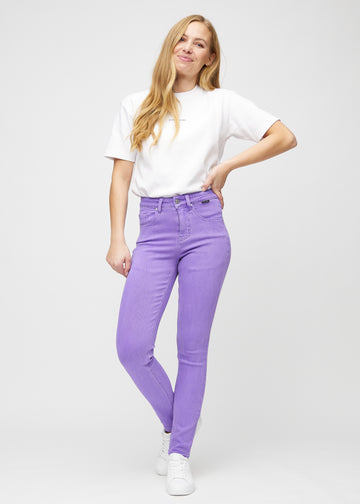 Slim jeans for women in purple, color Lavenders. Full-length view of a model wearing the jeans.
