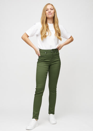 Slim jeans for women in dark green, color Renewals. Full-length view of a model wearing the jeans.
