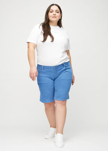 Full image of a plus-size model wearing blue regular middle shorts.