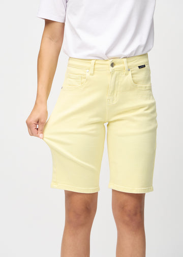 The model stretches the shorts at the thigh to show the stretch.