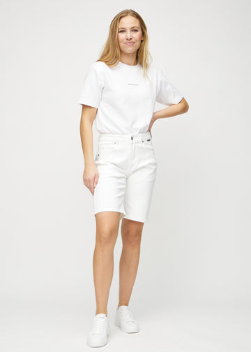Full image of model in white regular middle shorts.