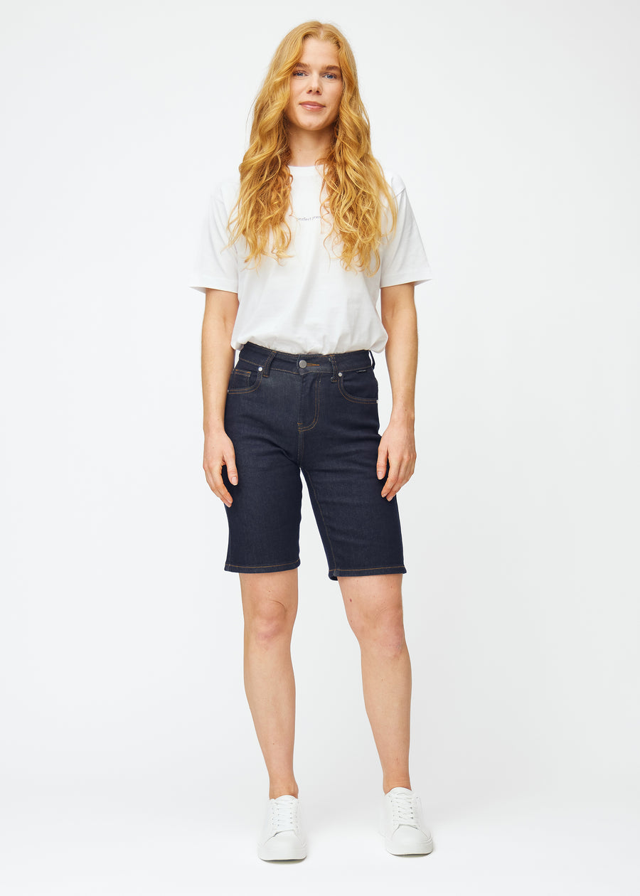 Full image of a model wearing deep dark blue denim shorts for women in the colour Midnights with a regular fit.