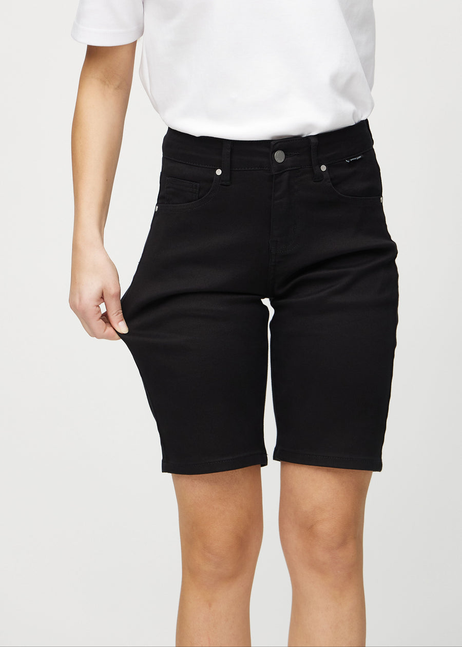 The model stretches the shorts at the thigh to show the stretch.