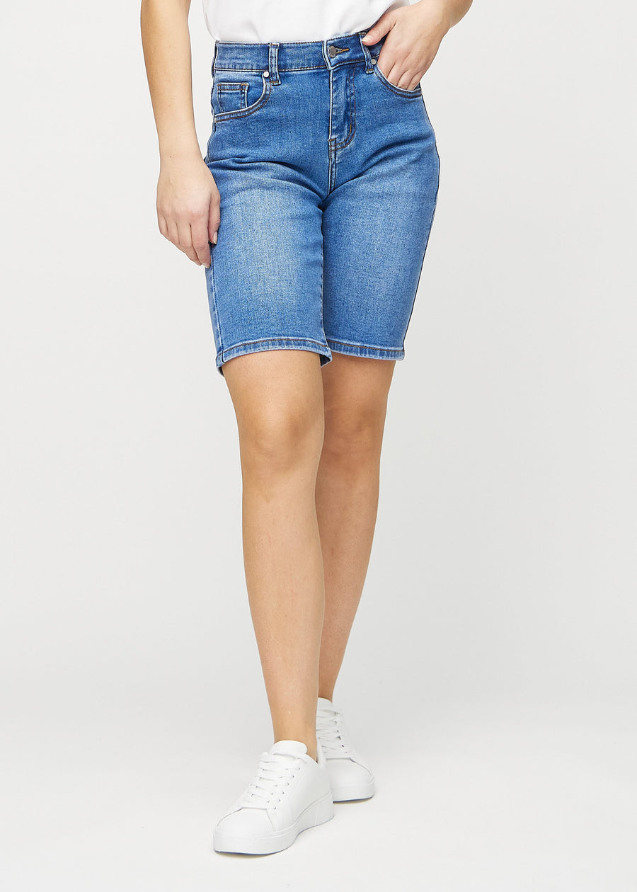 Denim regular middle shorts, model name Rivers, which fall straight down the leg and end just above the knee, seen from the front.