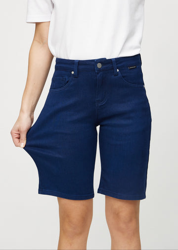 The model stretches the shorts at the thigh to show the stretch.