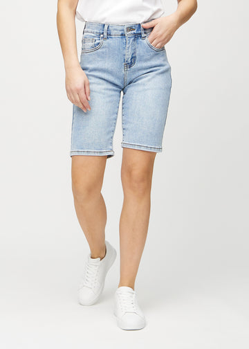 Light denim regular middle shorts, model name Waves, which go straight down the leg and end just above the knee, seen from the front.