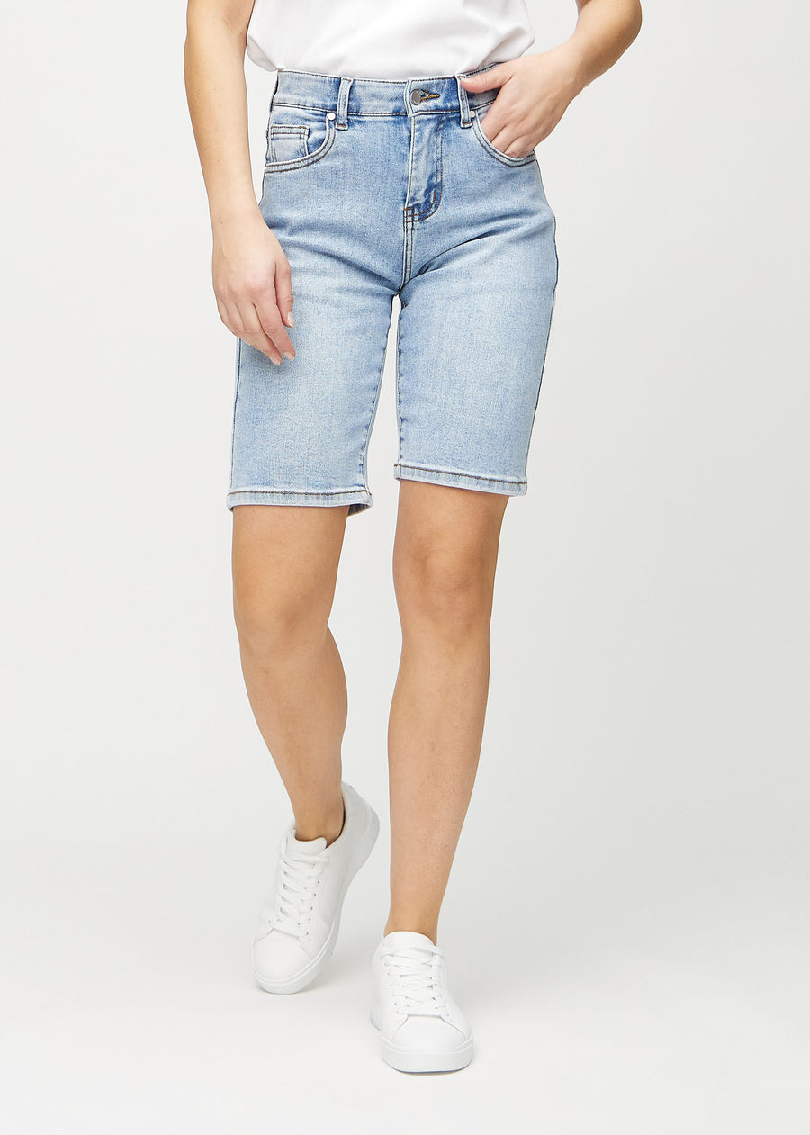 Light denim regular middle shorts, model name Waves, which go straight down the leg and end just above the knee, seen from the front.