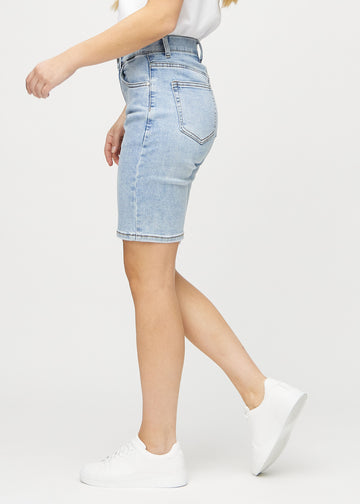 Light denim regular middle shorts seen from the side on a model.