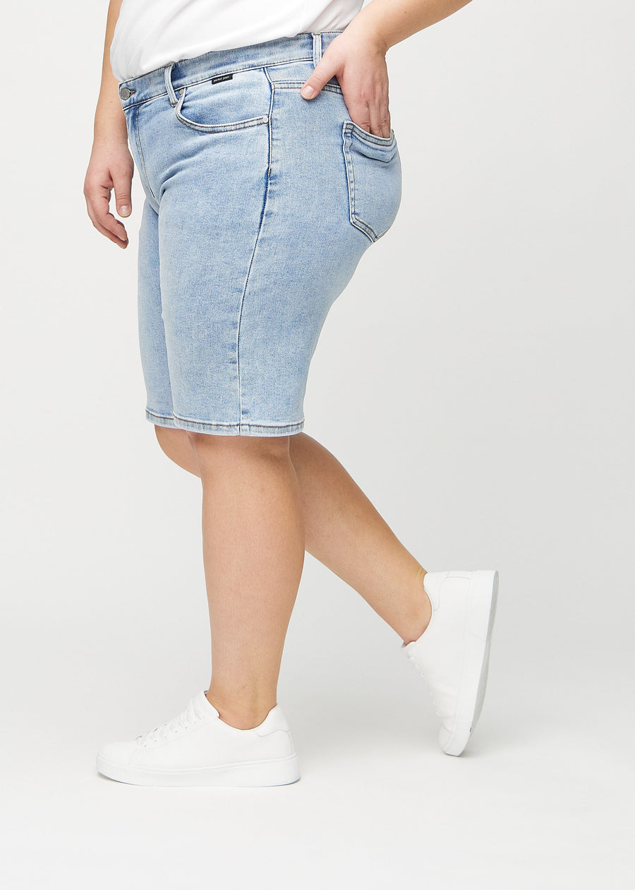 Light denim regular middle shorts seen from the side on a plus-size model.