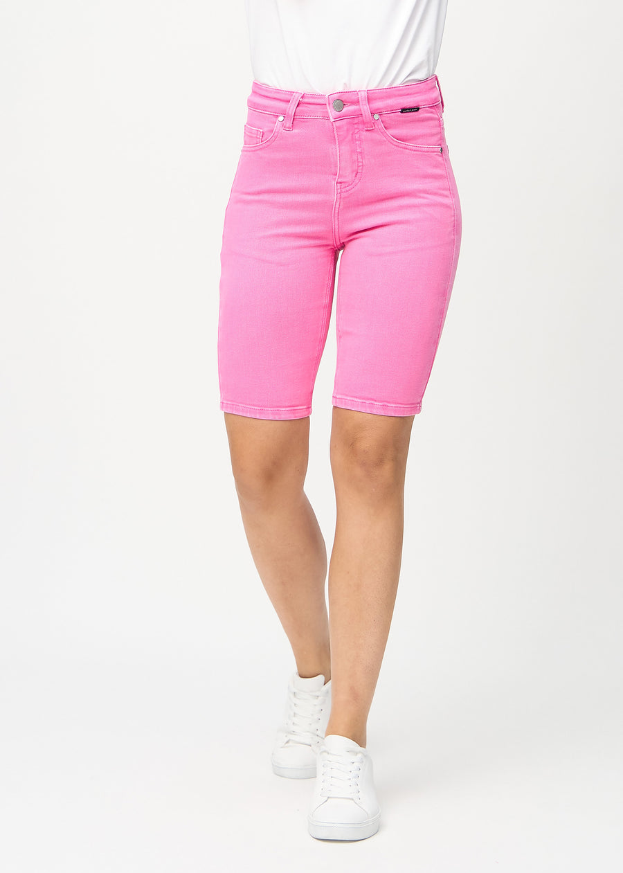 Light pink skinny middle shorts, model name Flamingos, which fit tightly around the thigh and end just above the knee, seen from the front.