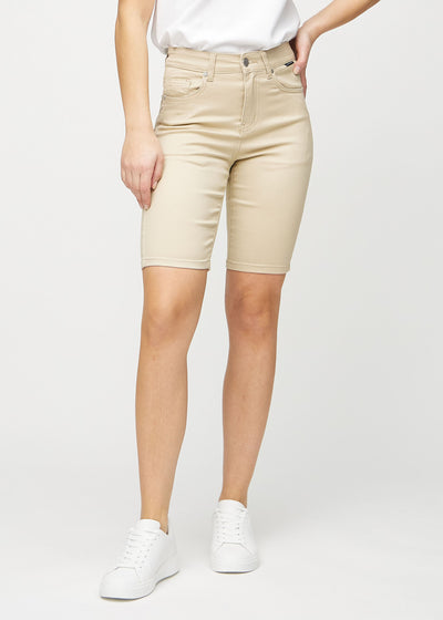Beige skinny middle shorts, model name Gazelles, which fit snugly around the thighs and end just above the knee, seen from the front.