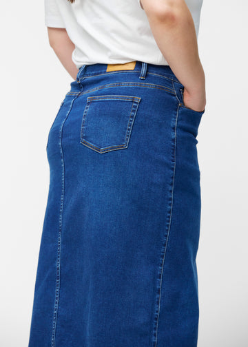 Lang, mørkeblå denimnederdel i farven Oceans set bagfra tæt på på plus-size model for at vise pasform og detaljer.