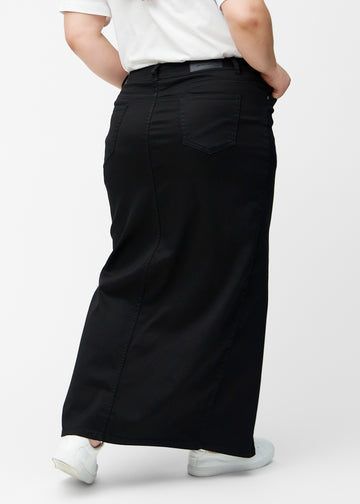 Lang, sort jeansnederdel i farven Ravens med regulær pasform set bagfra på plus-size model, så hele nederdelens længde kan ses.