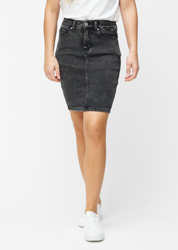 Mørkegrå, tætsiddende og knælang denimnederdel i farven Shadows set forfra.
