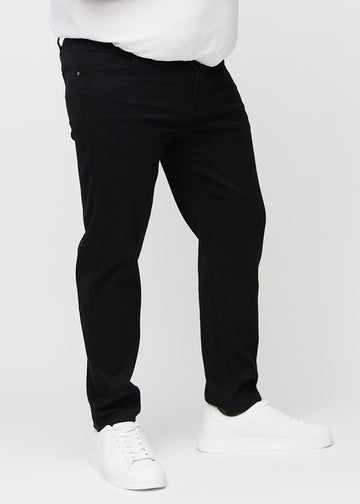 Black regular jeans, model name Ravens, with a straight leg on a plus-size model, seen from the front.