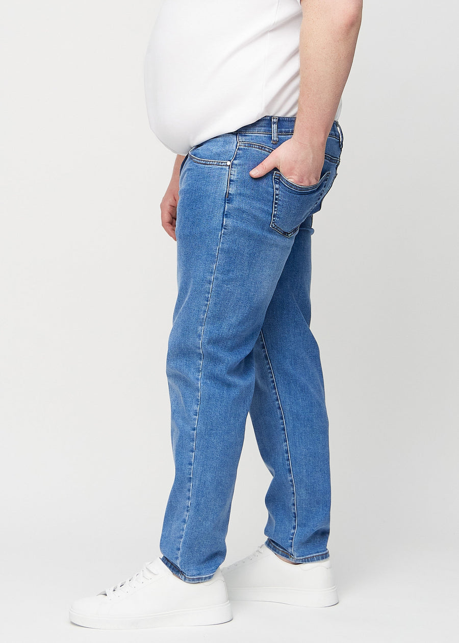 Denim regular jeans seen from the side on a plus-size model.