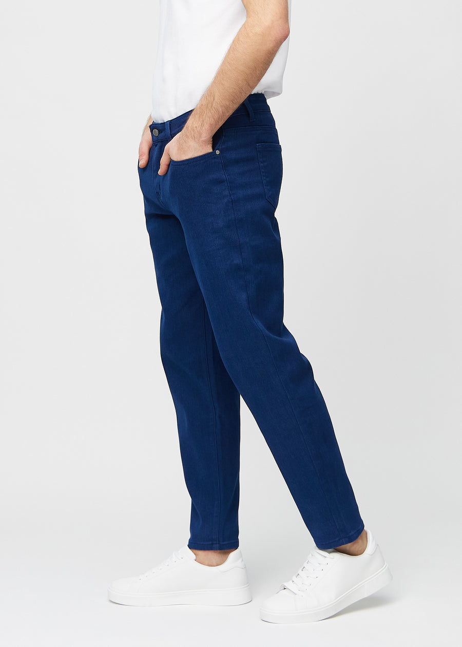 Dark blue regular jeans seen from the side on a model.