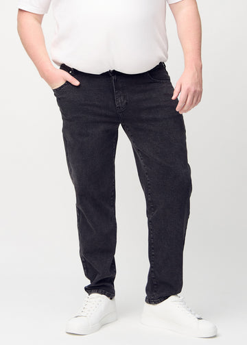Dark grey denim regular jeans, model name Shadows, with a straight leg on a plus-size model, viewed from the front.
