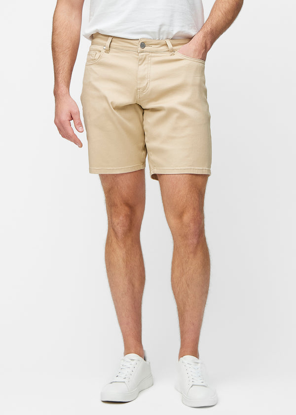 Beige shorts for men in the colour Gazelles with a regular fit that sits naturally at the hips and leaves room around the thighs, seen from the front.