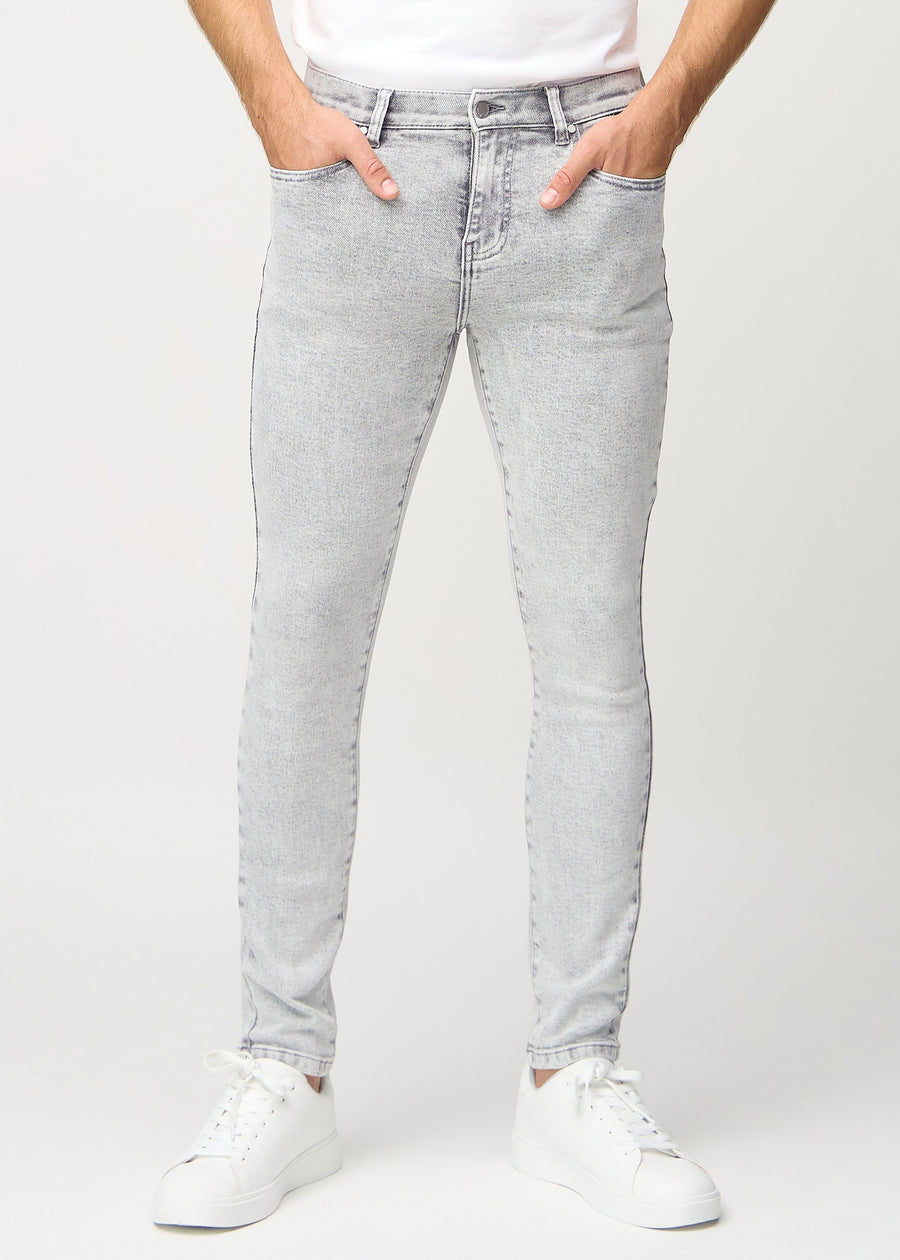 Lysegrå denim slim jeans, modelnavn Ashes, som sidder tæt til benet, set forfra.
