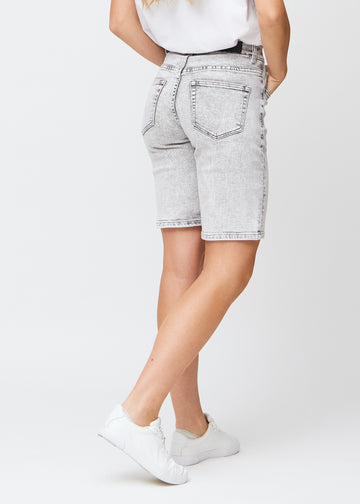 Lysegrå denim regular middle shorts set bagfra, så man kan se hele produktet.