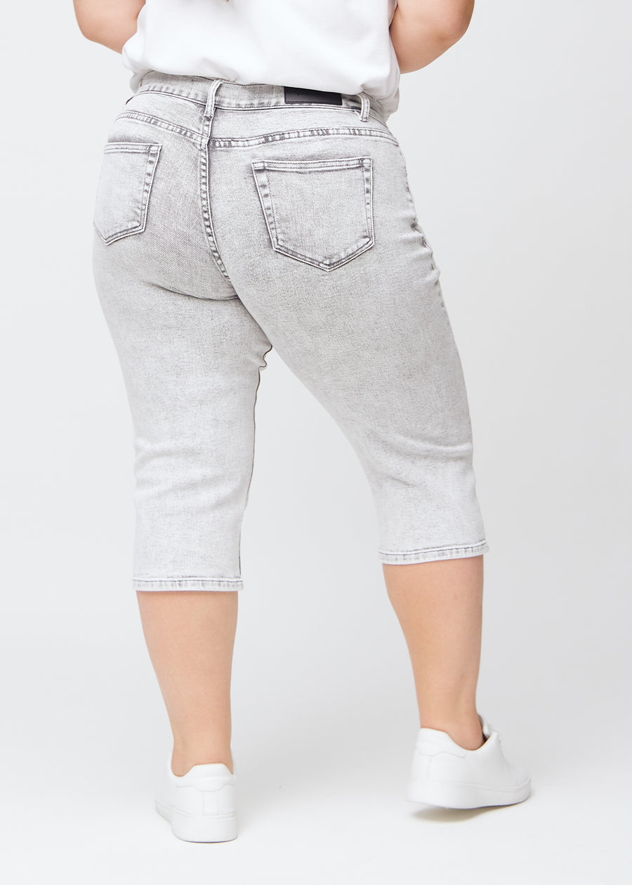 Lysegrå denim regular capris set bagfra på en plus-size model, så man kan se hele produktet.
