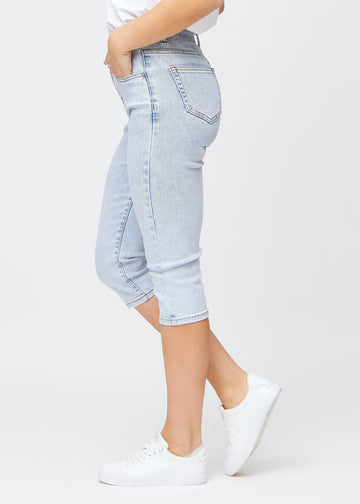 Lyseblå denim slim capris i farven Waves set fra siden – klassisk pasform med høj talje og tætsiddende snit.